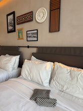 Load image into Gallery viewer, Zip Pouches Vitra