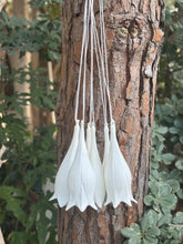 Load image into Gallery viewer, Porcelain Ornement