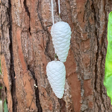 Load image into Gallery viewer, Porcelain Ornement