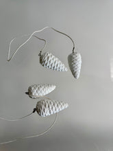 Load image into Gallery viewer, Porcelain Ornement