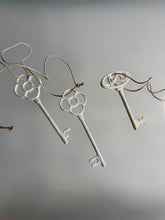 Load image into Gallery viewer, Porcelain Ornement