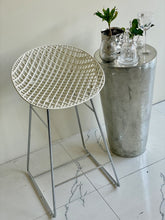 Load image into Gallery viewer, Smatrik Stool White
