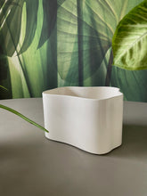 Load image into Gallery viewer, Riihitie Plant Pot B Medium White