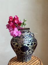 Load image into Gallery viewer, Paper Vase
