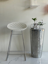 Load image into Gallery viewer, Smatrik Stool White
