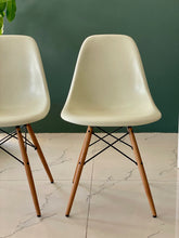 Load image into Gallery viewer, Eames FiberGlass Side Chair DSW ( Maple/ Eames Parchement)
