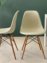 Load image into Gallery viewer, Eames FiberGlass Side Chair DSW ( Maple/ Eames Parchement)
