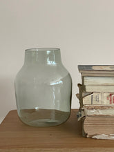 Load image into Gallery viewer, Silent Vase Green L
